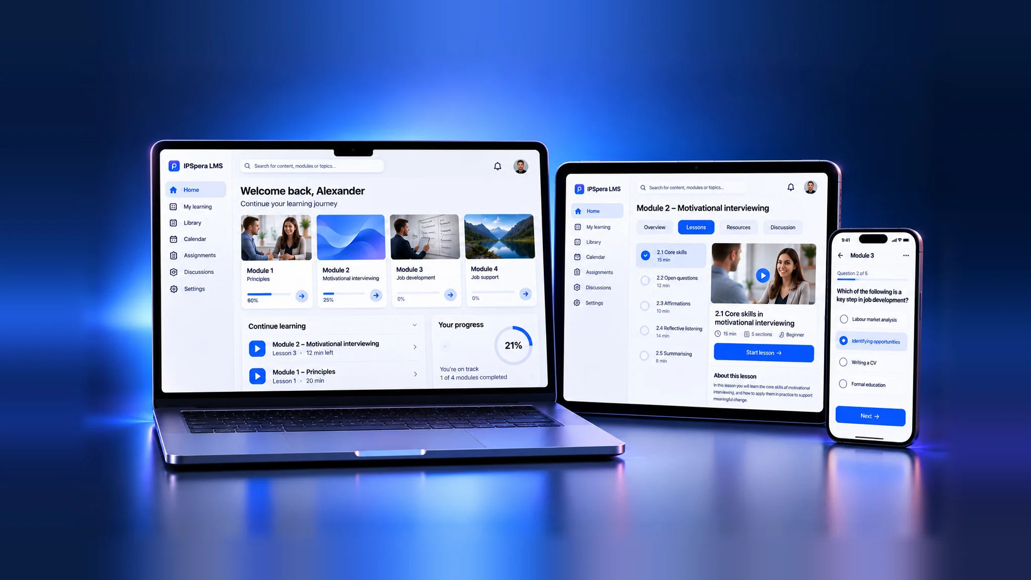 IPSPERA LMS med de fyra kursmodulerna på en MacBook, en lektion på en iPad och ett kunskapstest på en iPhone mot en blå studiobakgrund.